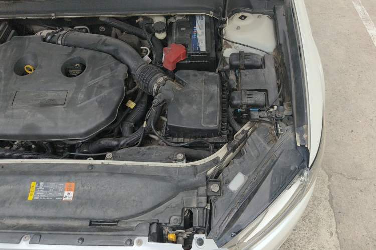 Used Ford Mondeo 2013 2.0L GTDi240 Luxury Sport Model Engine Bay Left