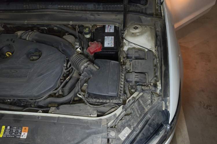 Used Ford Mondeo 2013 2.0L GTDi 200 Luxury Model Engine Bay Left