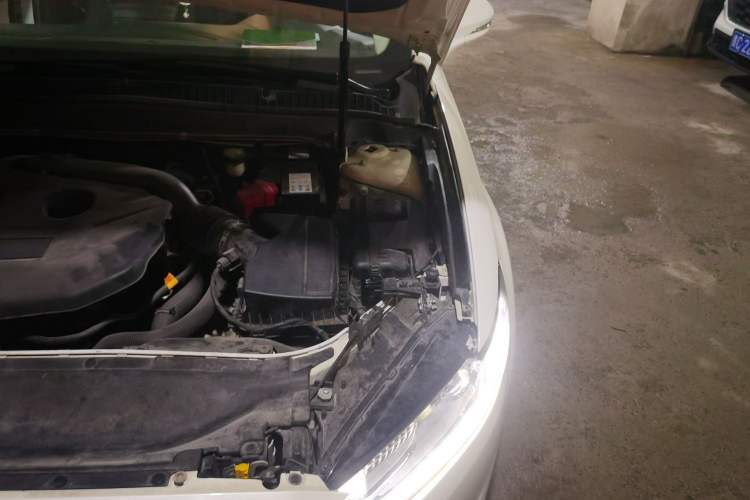 Used Ford Mondeo 2013 2.0L GTDi 200 Luxury Model Engine Bay Left