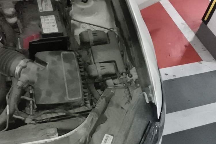 Used Ford Mondeo 2013 2.0L GTDi 200 Luxury Model Engine Bay Left