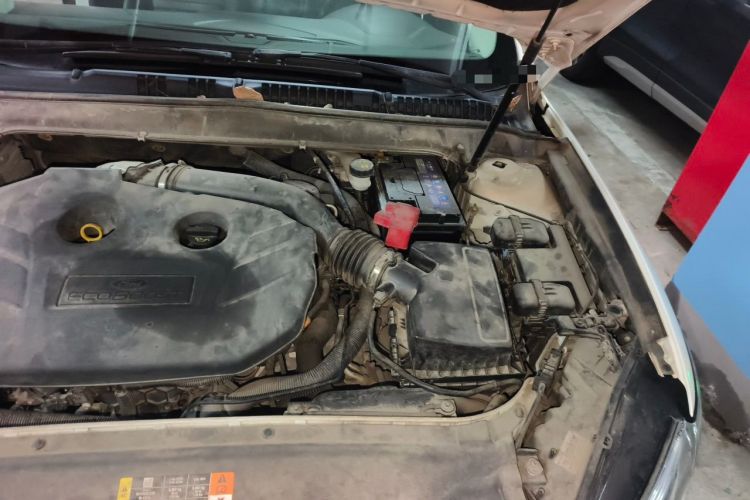 Used Ford Mondeo 2013 2.0L GTDi 200 Luxury Model Engine Bay Left