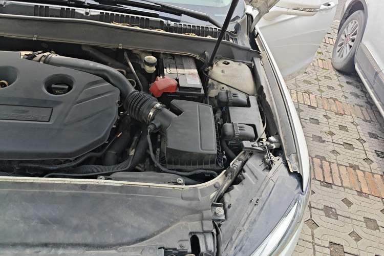 Used Ford Mondeo 2013 2.0L GTDi 200 Luxury Model Engine Bay Left