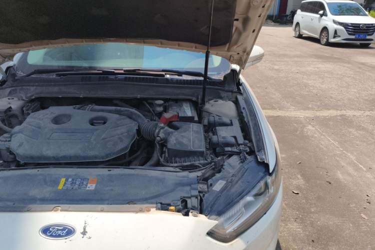 Used Ford Mondeo 2013 2.0L GTDi 200 Luxury Model Engine Bay Left