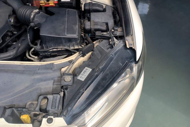 Used Ford Mondeo 2013 2.0L GTDi240 Luxury Sport Model Engine Bay Left