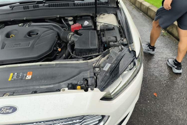 Used Ford Mondeo 2013 2.0L GTDi 200 Luxury Model Engine Bay Left