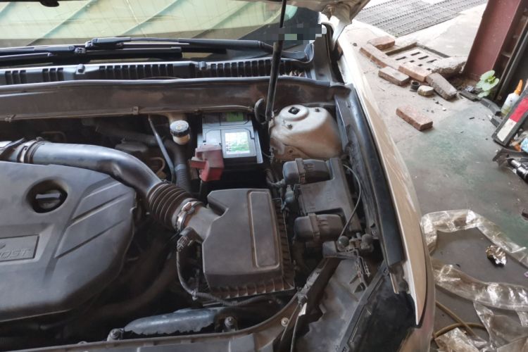 Used Ford Mondeo 2013 2.0L GTDi 200 Luxury Model Engine Bay Left