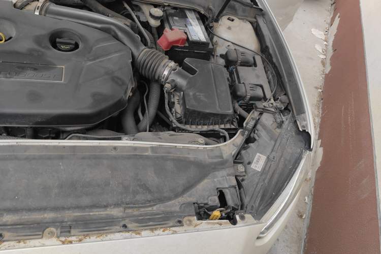 Used Ford Mondeo 2013 2.0L GTDi 200 Luxury Model Engine Bay Left