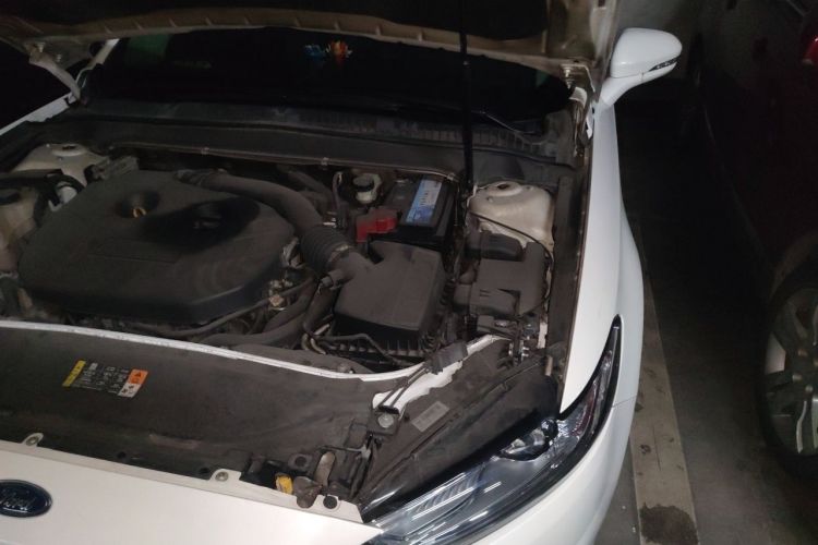Used Ford Mondeo 2013 2.0L GTDi 200 Luxury Model Engine Bay Left