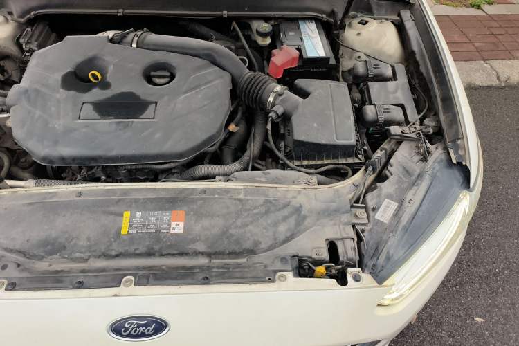 Used Ford Mondeo 2013 2.0L GTDi240 Luxury Sport Model Engine Bay Left
