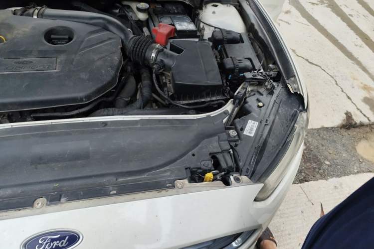 Used Ford Mondeo 2013 2.0L GTDi 200 Fashion Edition Engine Bay Left