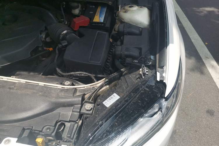 Used Ford Mondeo 2013 2.0L GTDi 200 Luxury Model Engine Bay Left