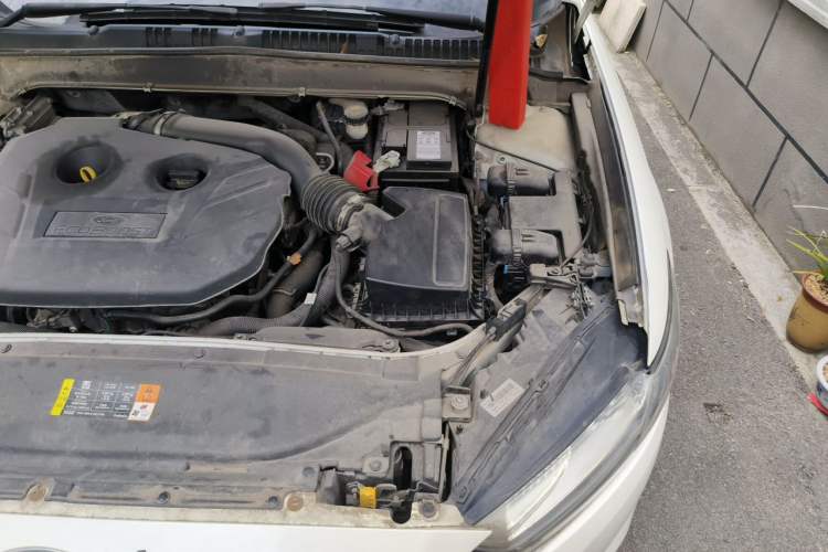 Used Ford Mondeo 2013 2.0L GTDi 200 Luxury Model Engine Bay Left