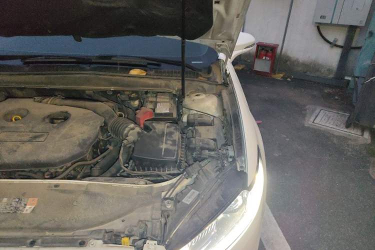 Used Ford Mondeo 2013 2.0L GTDi 200 Luxury Model Engine Bay Left