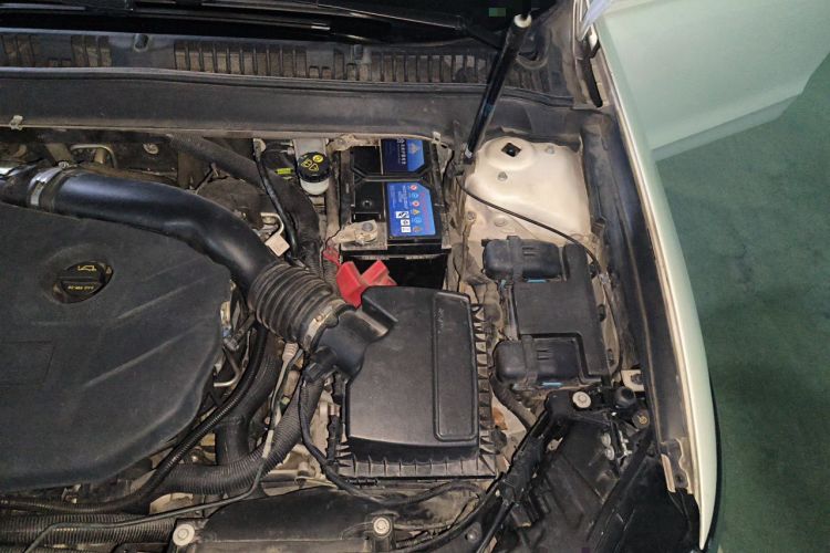 Used Ford Mondeo 2013 2.0L GTDi 200 Luxury Model Engine Bay Left