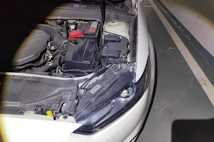 Used Ford Mondeo 2013 2.0L GTDi 200 Luxury Model Engine Bay Left