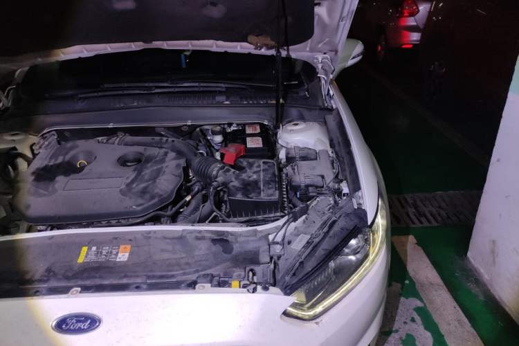 Used Ford Mondeo 2013 2.0L GTDi 200 Luxury Model Engine Bay Left