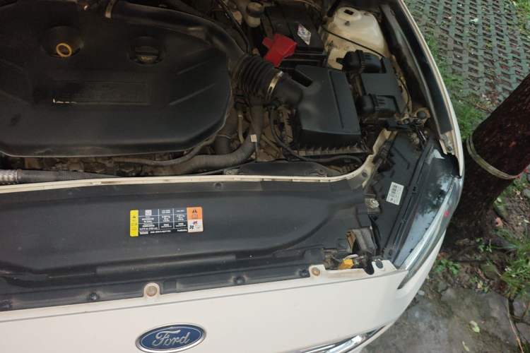 Used Ford Mondeo 2013 2.0L GTDi240 Luxury Sport Model Engine Bay Left