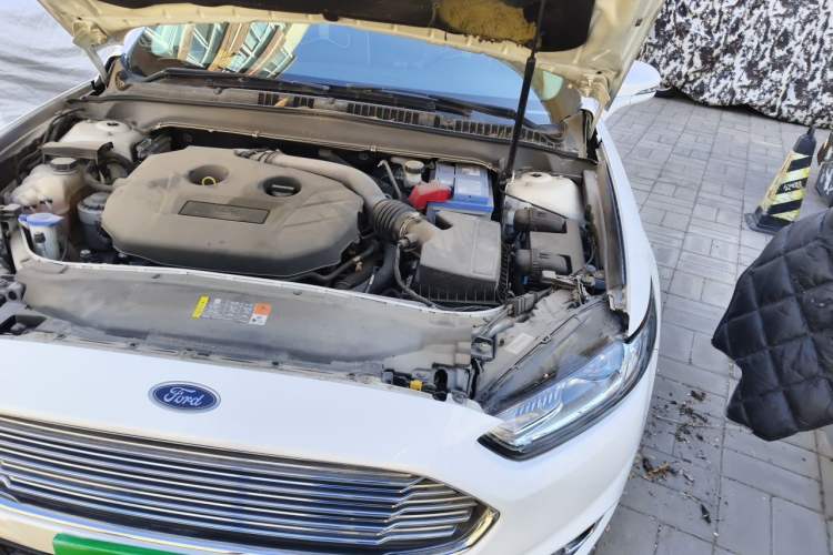 Used Ford Mondeo 2013 2.0L GTDi240 Luxury Sport Model Engine Bay Left