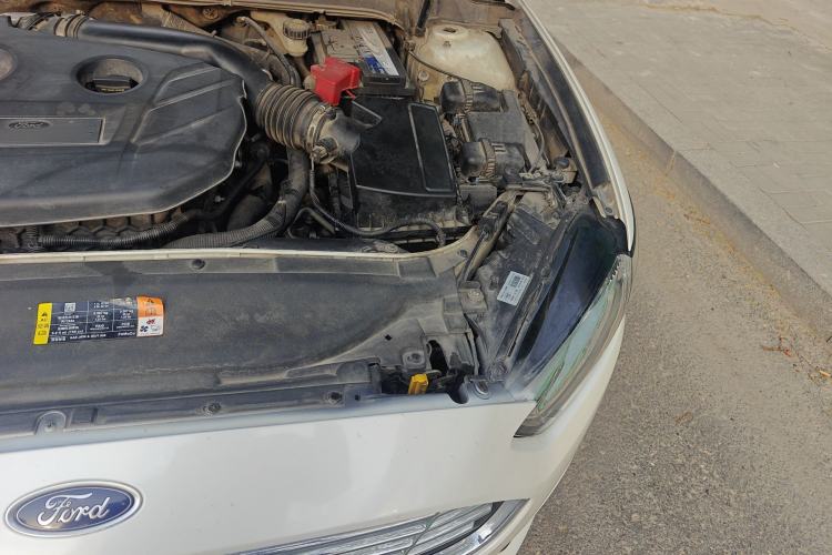 Used Ford Mondeo 2013 2.0L GTDi 200 Luxury Model Engine Bay Left