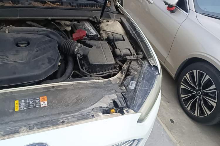 Used Ford Mondeo 2013 2.0L GTDi 200 Luxury Model Engine Bay Left