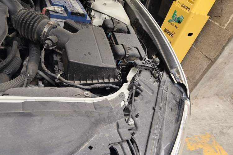 Used Ford Mondeo 2013 2.0L GTDi240 Luxury Sport Model Engine Bay Left