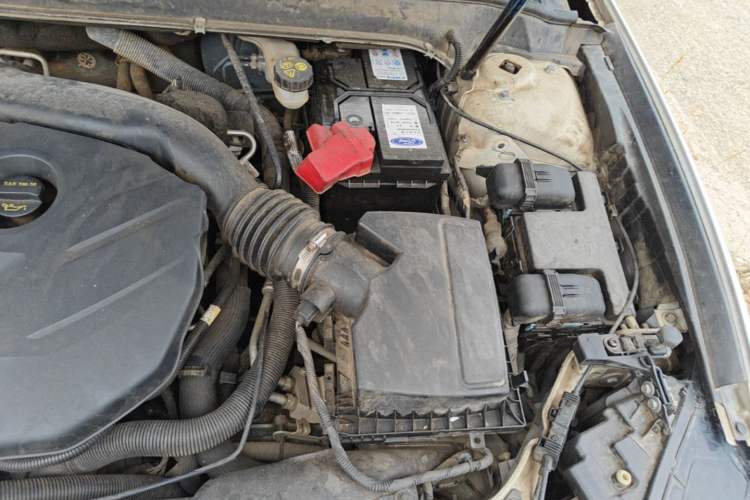 Used Ford Mondeo 2013 2.0L GTDi 200 Luxury Model Engine Bay Left
