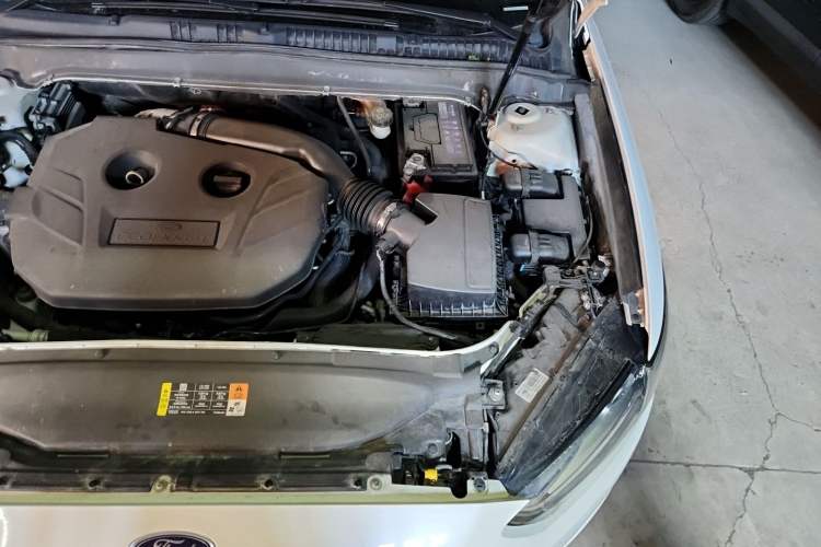 Used Ford Mondeo 2013 2.0L GTDi 200 Luxury Model Engine Bay Left
