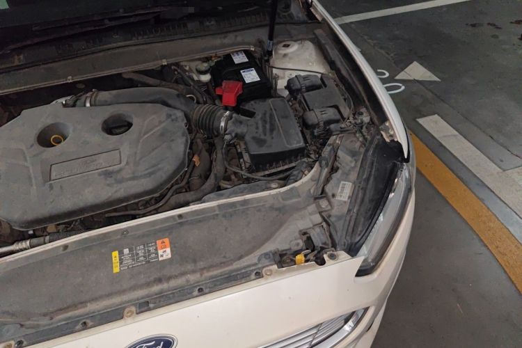 Used Ford Mondeo 2013 2.0L GTDi240 Luxury Sport Model Engine Bay Left