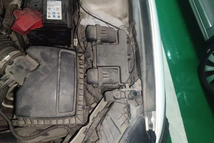 Used Ford Mondeo 2013 2.0L GTDi 200 Luxury Model Engine Bay Left
