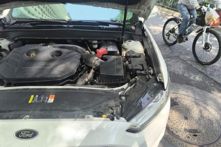 Used Ford Mondeo 2013 2.0L GTDi 200 Luxury Model Engine Bay Left