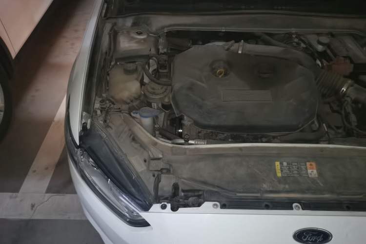 Used Ford Mondeo 2013 2.0L GTDi240 Luxury Sport Model Engine Bay Right
