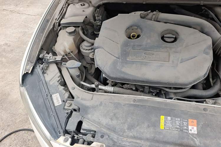 Used Ford Mondeo 2013 2.0L GTDi 200 Luxury Model Engine Bay Right