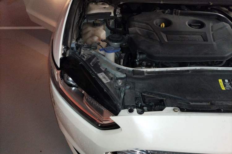Used Ford Mondeo 2013 2.0L GTDi 200 Luxury Model Engine Bay Right