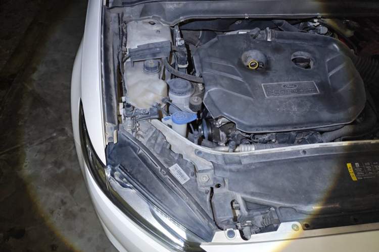 Used Ford Mondeo 2013 2.0L GTDi 200 Luxury Model Engine Bay Right
