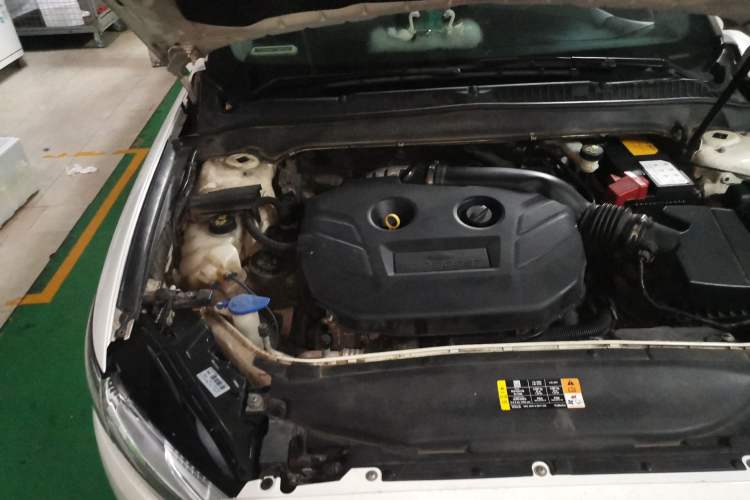 Used Ford Mondeo 2013 2.0L GTDi 200 Luxury Model Engine Bay Right