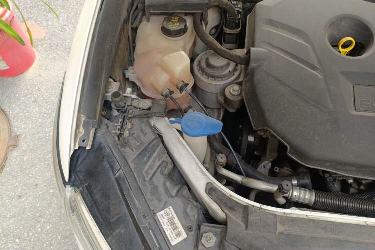 Used Ford Mondeo 2013 2.0L GTDi 200 Luxury Model Engine Bay Right