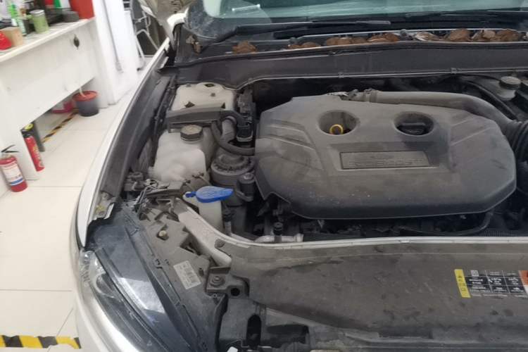 Used Ford Mondeo 2013 2.0L GTDi 200 Luxury Model Engine Bay Right