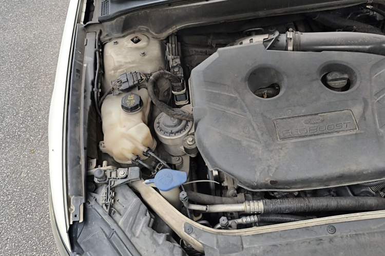 Used Ford Mondeo 2013 2.0L GTDi 200 Luxury Model Engine Bay Right