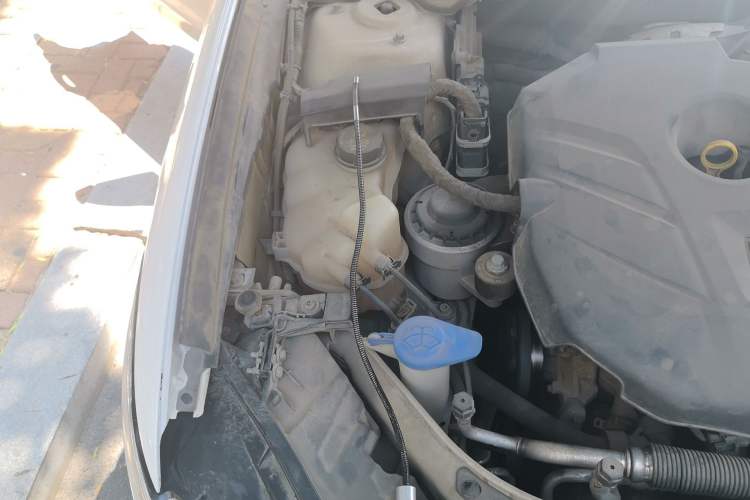 Used Ford Mondeo 2013 2.0L GTDi 200 Luxury Model Engine Bay Right