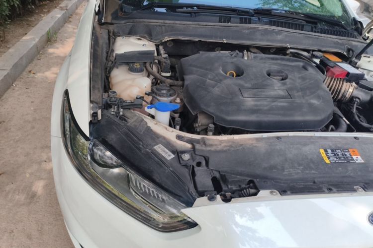 Used Ford Mondeo 2013 2.0L GTDi 200 Luxury Model Engine Bay Right