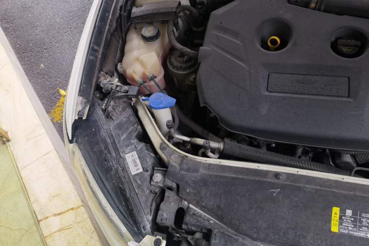 Used Ford Mondeo 2013 2.0L GTDi 200 Luxury Model Engine Bay Right