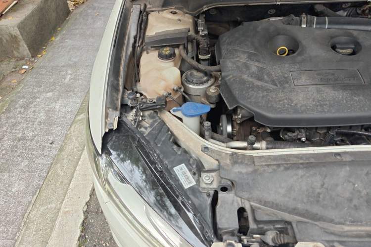 Used Ford Mondeo 2013 2.0L GTDi 200 Luxury Model Engine Bay Right