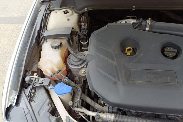 Used Ford Mondeo 2013 2.0L GTDi 200 Luxury Model Engine Bay Right