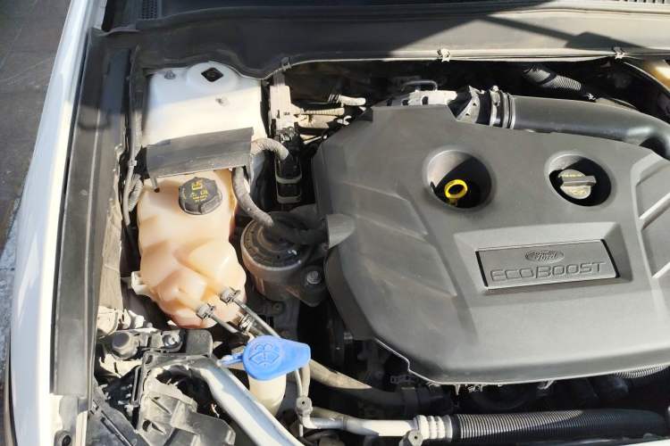 Used Ford Mondeo 2013 2.0L GTDi 200 Luxury Model Engine Bay Right