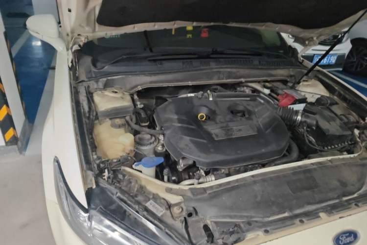 Used Ford Mondeo 2013 2.0L GTDi 200 Luxury Model Engine Bay Right