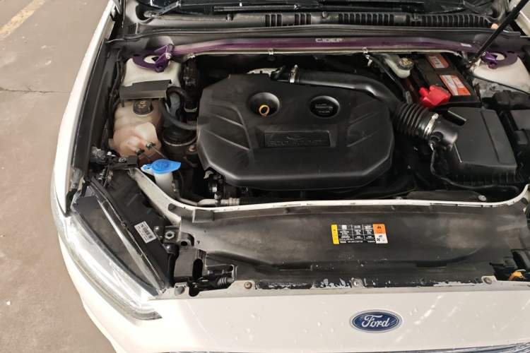 Used Ford Mondeo 2013 2.0L GTDi240 Ultimate Edition Engine Bay Right
