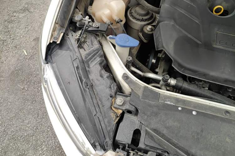 Used Ford Mondeo 2013 2.0L GTDi240 Luxury Sport Model Engine Bay Right