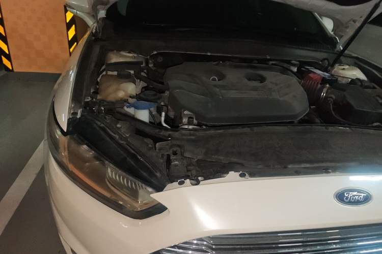 Used Ford Mondeo 2013 2.0L GTDi 200 Fashion Edition Engine Bay Right