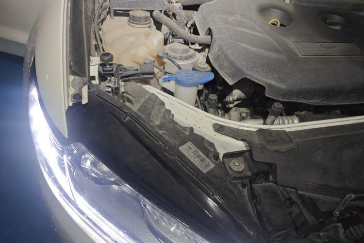 Used Ford Mondeo 2013 2.0L GTDi 200 Luxury Model Engine Bay Right