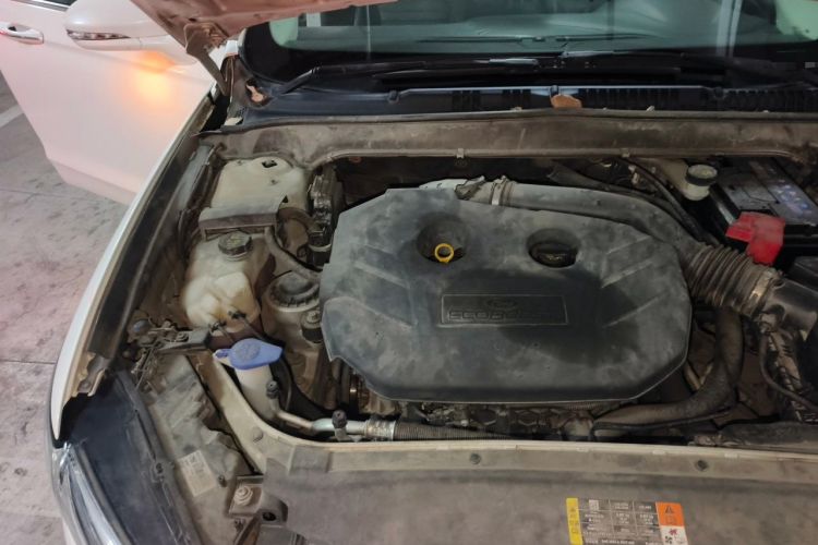 Used Ford Mondeo 2013 2.0L GTDi 200 Luxury Model Engine Bay Right